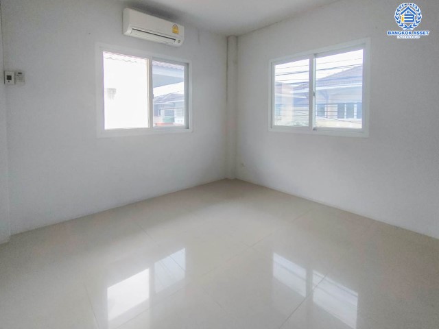 *****ทาวน์เฮ้าส์มือสองย่านกรุงเทพมหานคร ม.มณฑล7 เลียบคลองทวีวัฒนา #หลังมุม เนื้อที่กว้างมากถึง 24.5 ตร.ว. ฟังก์ชัน 4 ห้องนอน 2 ห้องน้ำ 1 ที่จอดรถ แถมฟรี! 2 เครื่องปรับอากาศ บนทำเลเดินทางสะดวก ใกล้รถไฟฟ้าสายสีน้ำเงิน "สถานีหลักสอง"…